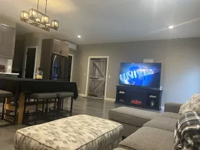 Henderson Guest House: Modern Meets Cozy! - Image 3