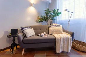 Emilia Modern Apartment with Free Parking - Image 4