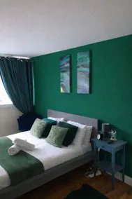 Entire central APT, king bed, 2 minutes to train - Image 2