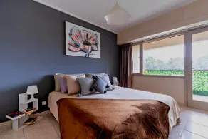 Hypercentral cosy studio with park view - Image 3