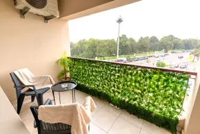 Hypercentral cosy studio with park view - Image 2