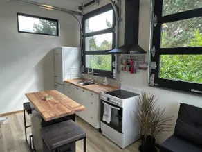 Private Studio w Peekaboo View - Image 3