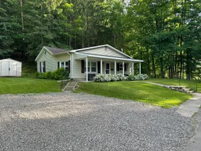 Cozy Home in the Heart of Alfred - Image 2