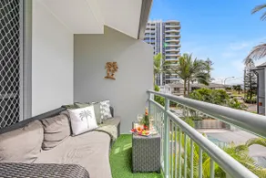 Kirra Beachfront, Oceanviews, Pool, Car Space, AC. - Image 5