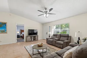 Hibiscus Hideaway - Image 5