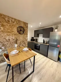 Bradford: Newly Renovated Cosy Duplex (BD1) - Image 3