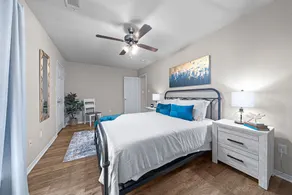 Work-Friendly 4BR Home • Spacious Comfort - Image 4