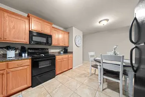Work-Friendly 4BR Home • Spacious Comfort - Image 5