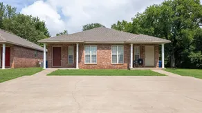 Work-Friendly 4BR Home • Spacious Comfort - Image 2