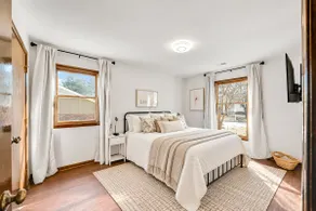Comfortable home in Raleigh w big fenced backyard - Image 4