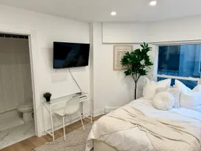 *Chic & Cozy Suite* | Explore Torontos west end ! - Image 5