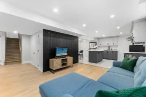 Urban Haven: 2BR/2BA+Office, Kitchen, Dining - Image 4