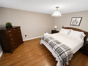 Cozy Urban Bungalow-2 Queen Bedrooms - Image 2