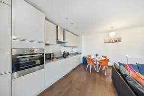 Central-flat with parking for long & short stay - Image 4