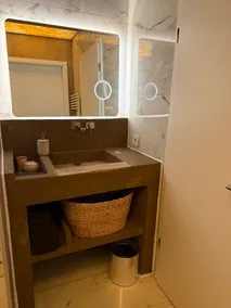 Private serenity suite with spa - Image 5