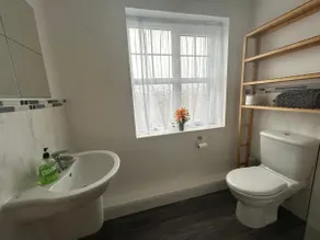 Spacious 2 Bed 2 Shower Apartment - Image 5