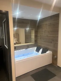 Apartment with jacuzzi - Image 2