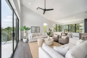 Modern Lakeview Retreat: Terrace + BBQ - Image 2