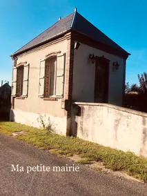 Small house, unusual place, old town hall - Image 4