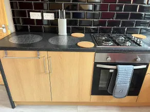 Giga Residential 4 Bedrooms, 8 guests , Near City Centre, Arcade Machine, Sky TV, Netflix, Free Wifi, Free Parking - Image 5