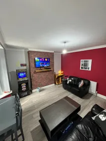Giga Residential 4 Bedrooms, 8 guests , Near City Centre, Arcade Machine, Sky TV, Netflix, Free Wifi, Free Parking - Image 2