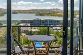 Sensational City Apartment with Lake Views - Image 4