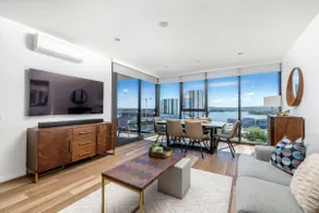 Sensational City Apartment with Lake Views - Image 2
