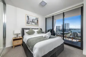 Sensational City Apartment with Lake Views - Image 3