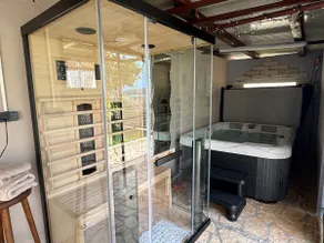 Sunshine vacation apartment with hot tub and sauna - Image 4