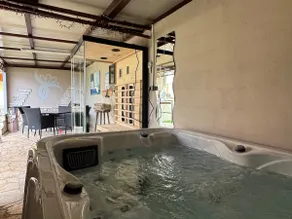Sunshine vacation apartment with hot tub and sauna - Image 3