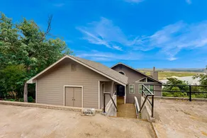 Spacious 5BR Lakefront, Community Pool, Fireplace - Image 3