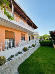 Ampeli Luxe Retreat - Image 3