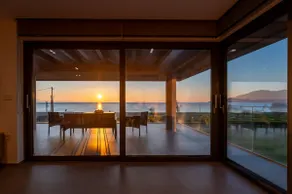 Sun and Sea Apartment - Beachfront, 2 Bedrooms with Sea View & Garden - Image 5