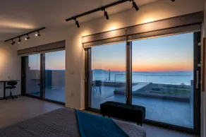 Sun and Sea Apartment - Beachfront, 2 Bedrooms with Sea View & Garden - Image 2