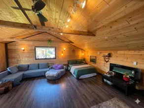Charming ”Melrose Place” w Year-Round Heated Pool - Image 5