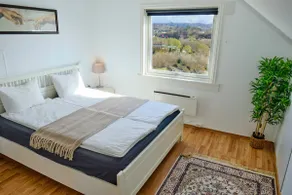 Fjord-View Retreat with Free Parking and Fast Internet - Image 4