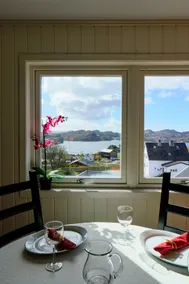 Fjord-View Retreat with Free Parking and Fast Internet - Image 3