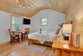 Poconos Cabin | Vaulted Pine | Firepits | Pets OK - Image 4