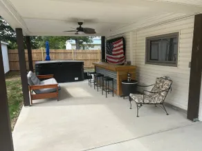 Quaint Cabin with outdoor TV, bar, and hot tub! - Image 3