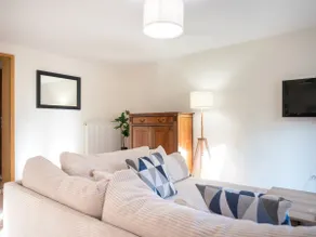 Spacious residence – parking & easy access - Image 2