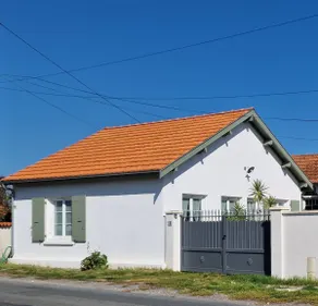 Cabin-style, close to the sea. - Image 2