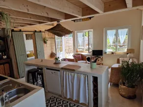 Cabin-style, close to the sea. - Image 3