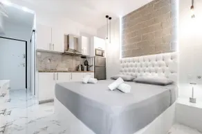Lux studio 11 with yard in the heart of Athens - Image 2