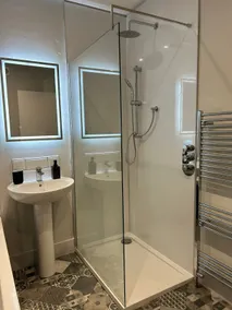 Entire home with XL luxury hot tub - Image 3