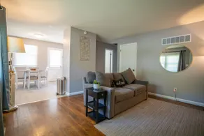 Renovated Home King/Qn, Garage 15 Min to Arrowhead - Image 2