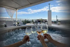 Luxury suite with Jacuzzi - Image 2