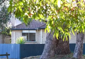 Sunlit house with garden - Image 2