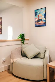 St. Louis Blue: Stylish 4 Bedroom Family Home - Image 3