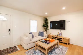 St. Louis Blue: Stylish 4 Bedroom Family Home - Image 2