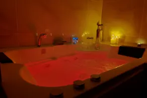Bubble of yesteryear in the heart of the city - 2-seater Jacuzzi - Image 2